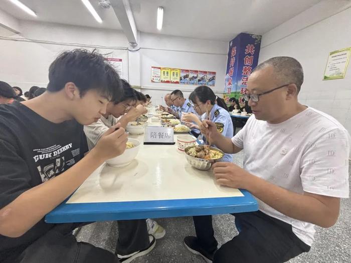 校园食堂焕然一新！