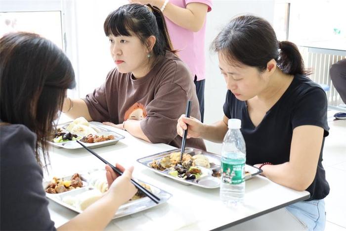 “双减”政策下的校园食品安全保障——记烟台开发区谦益小学食堂开放日活动