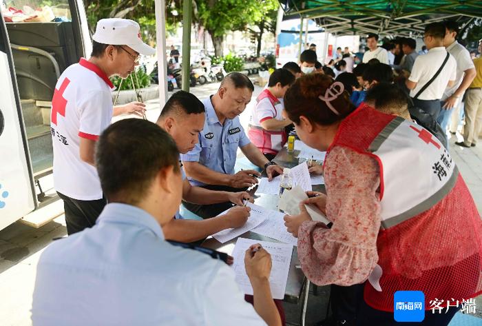 三亚开展抗击“摩羯”无偿献血宣传活动