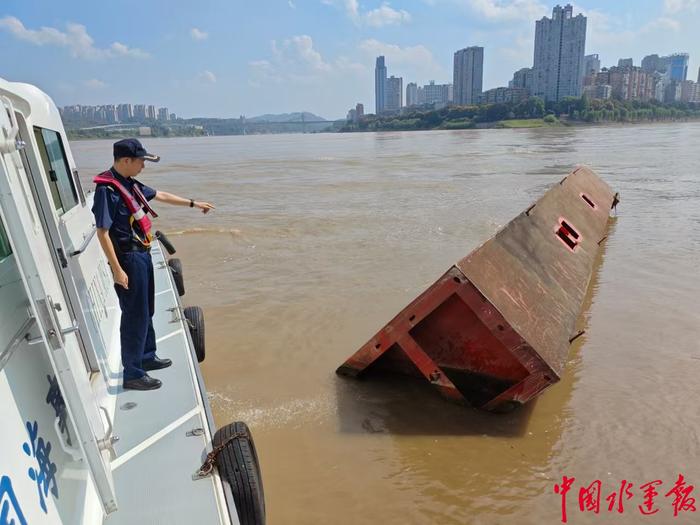 泸州港区海事处及时处置碍航漂浮物