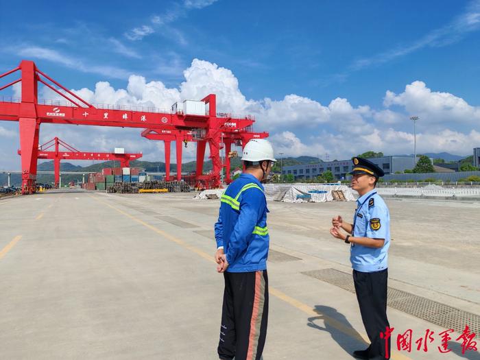 杭州市交通运输行政执法队建德港航执法大队积极做好台风“贝碧嘉”防御应对工作