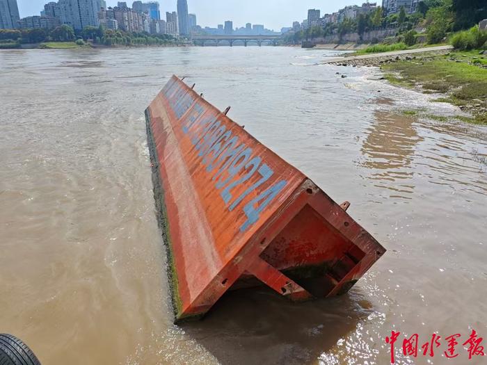 泸州港区海事处及时处置碍航漂浮物