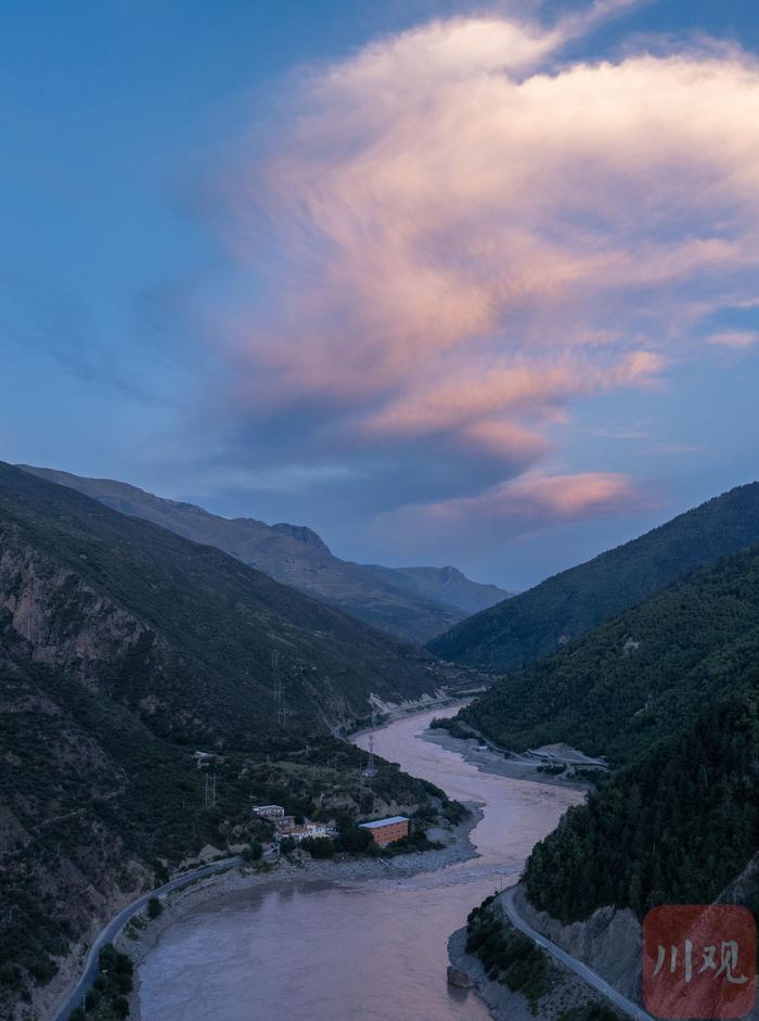 C视频丨沿着国道317 看美丽江河四川画卷丨向云端——寻路川藏线上的中国