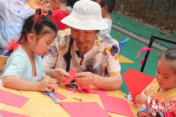 会同县第二幼儿园举办“非遗剪纸进校园、童心巧手迎中秋”活动