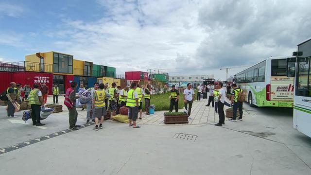 上海乐高乐园土建工程已全部完成！台风来临，工地上千名工人紧急转移至安置点