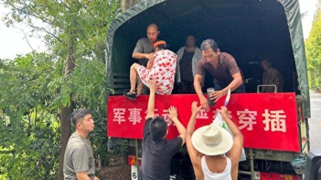 直击奉贤海湾镇人员转移安置，奉贤将于今日18点前完成全区2万余人转移避险