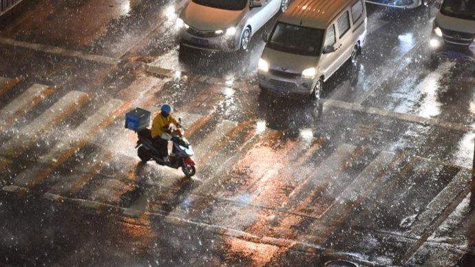 呼吁市民风急雨大不点外卖！民生商品备货量增加三至五成