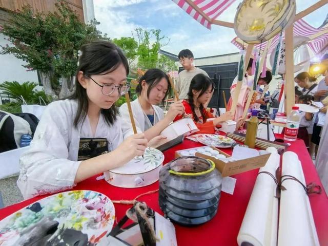 中小学生相约泗泾古镇，“解锁”中秋新玩法！