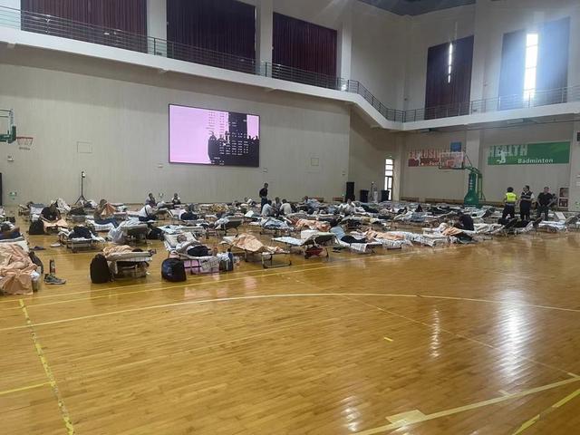 上海临港284个在建项目67431人全部撤离转移，一线大堤全线封闭