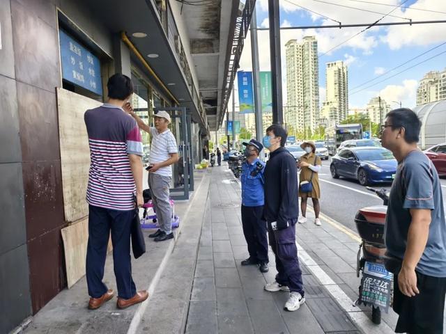 筑牢城市安全防线！静安各街道严阵以待做好台风防御应对各项工作｜防御台风“贝碧嘉”