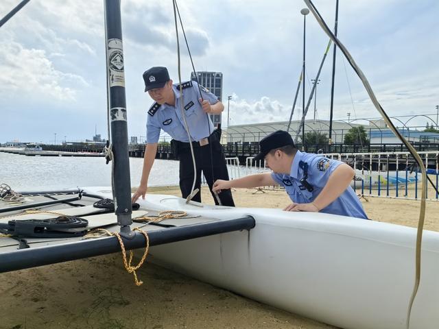 排查老旧房屋风险、劝阻作业船只人员，金山警方提升勤务等级迎战“贝碧嘉”