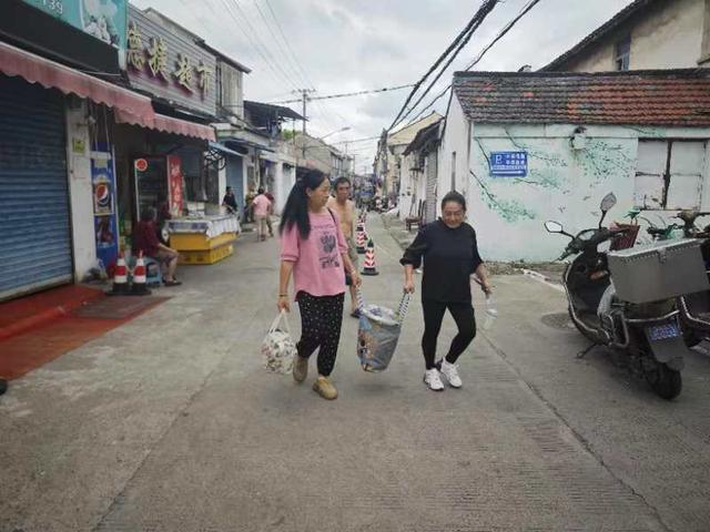 台风将至，金山海边老旧危房里，他们扶着99岁老人及其70多岁儿子一同转移