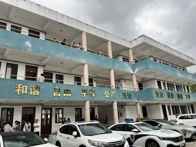 直击长兴镇临时安置点，矿泉水泡面已备齐，工地建设者表示“不慌”