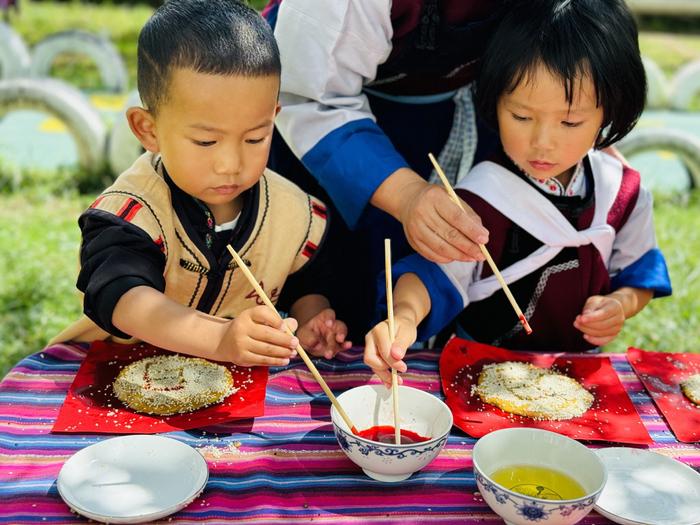 “月圆人团圆  巧手做月饼”小百花幼儿园开展中秋活动