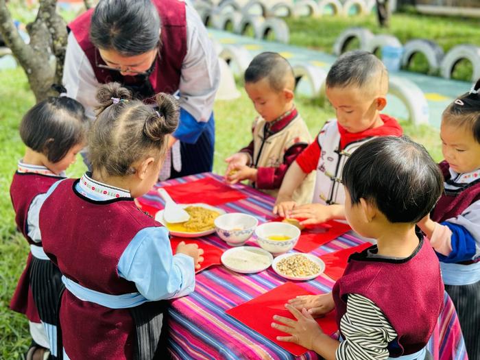 “月圆人团圆  巧手做月饼”小百花幼儿园开展中秋活动