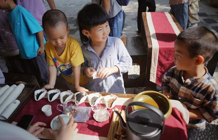 在“秘密花园”中制作自然笔记，园博馆开启中秋活动