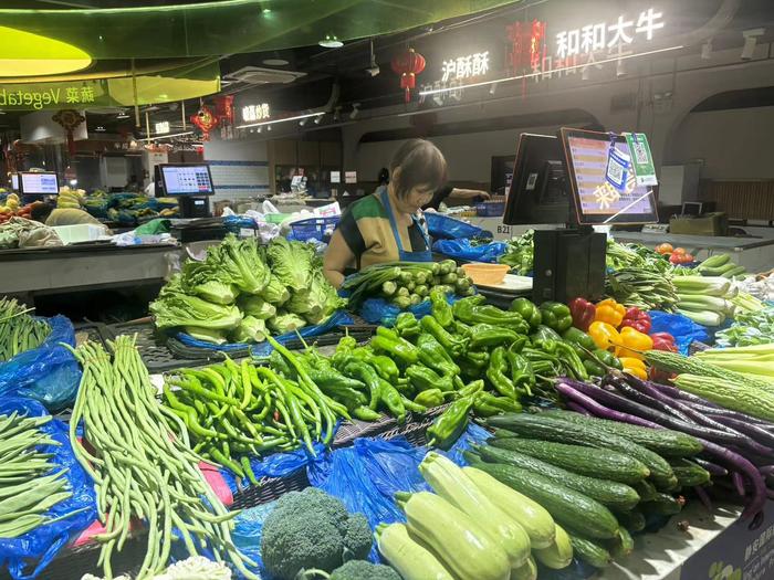 受台风天气和节令影响，带壳毛豆、芋艿等时令蔬菜零售居高！批发端价格平稳供应有序