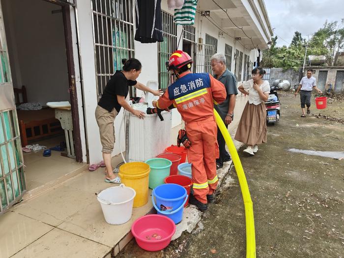 送水解民忧 保亭消防赴文昌送120吨水