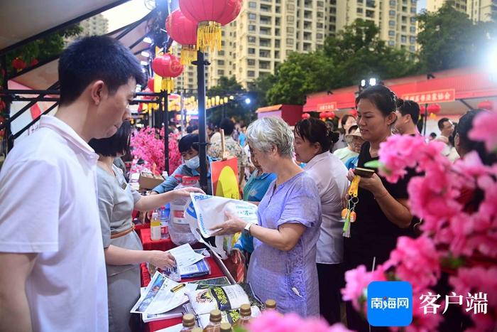 逛市集、手作月饼……三亚崖州区中秋游园会上演“国潮盛典”