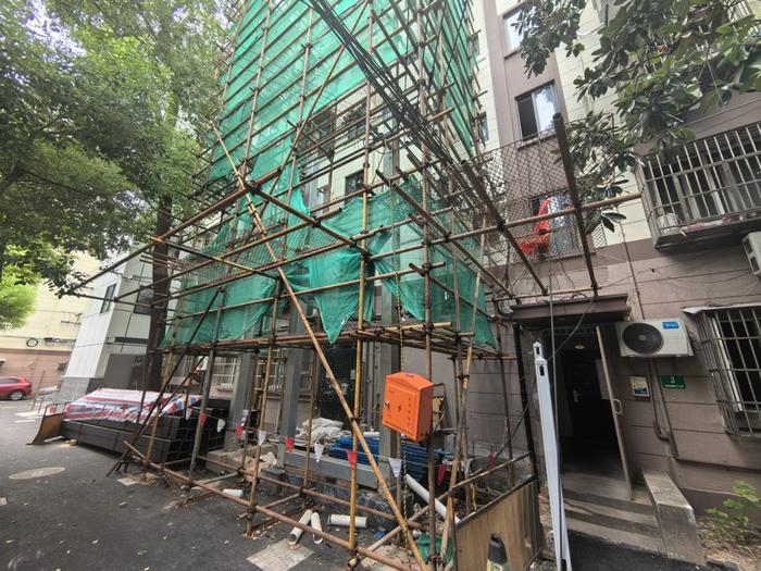 上海多个小区加装电梯工程出现“严重拖延”：是代建公司资金紧张所致？