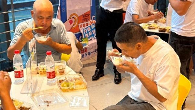 外面狂风骤雨，在他们守护下，松江新桥社区党建服务中心里的避险人员安心休憩