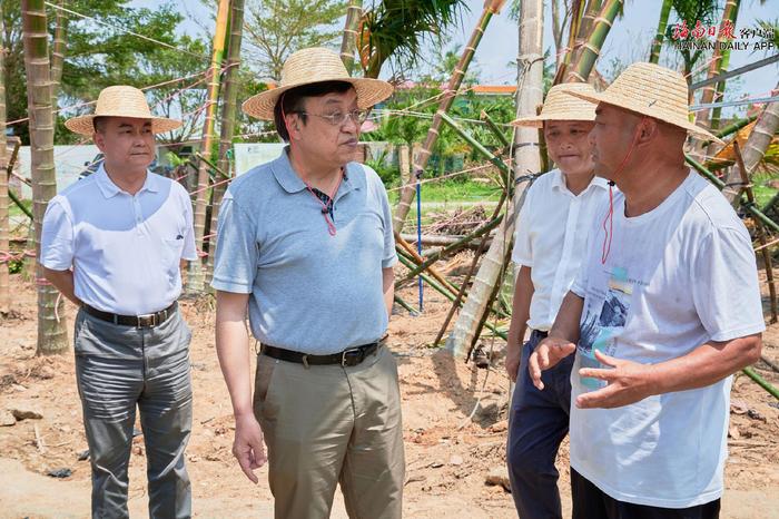 冯飞在定安县检查指导灾后恢复重建工作并看望慰问受灾群众和省直单位支援灾后恢复重建的党员干部