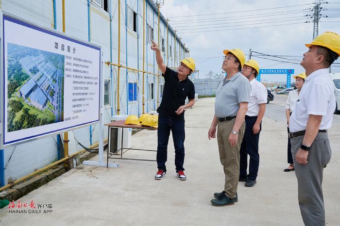 冯飞在定安县检查指导灾后恢复重建工作并看望慰问受灾群众和省直单位支援灾后恢复重建的党员干部