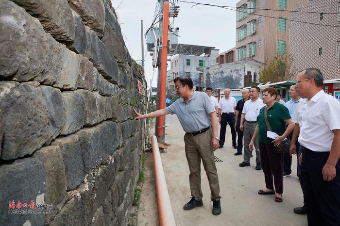 冯飞在定安县检查指导灾后恢复重建工作并看望慰问受灾群众和省直单位支援灾后恢复重建的党员干部