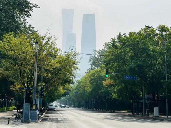2024年6月,位于第一使馆区的北京市朝阳区光华路与建华路交叉口。(摄/北京日报记者 周经纬)