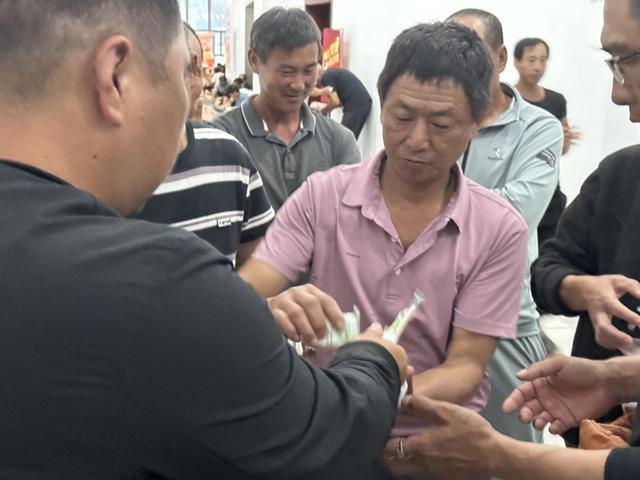 外面狂风骤雨，在他们守护下，松江新桥社区党建服务中心里的避险人员安心休憩