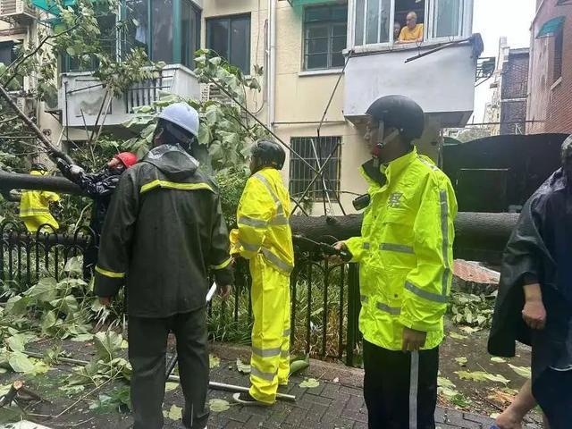 “贝碧嘉”降为台风级，但暴雨预警升级为橙色！今天上午，静安的TA们在行动……丨防御台风“贝碧嘉”