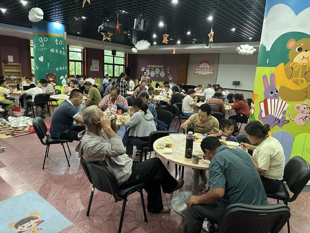 外面狂风骤雨，在他们守护下，松江新桥社区党建服务中心里的避险人员安心休憩