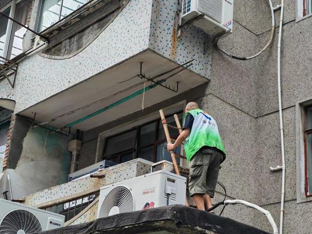 宝山淞南居委，一早电话铃响，居民：我家六楼雨棚摇摇欲坠，掉下去咋办？