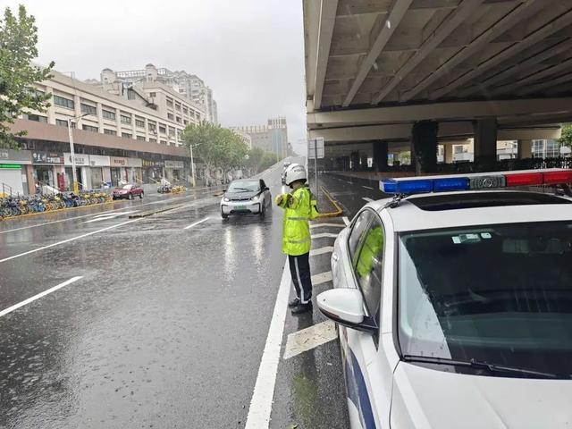 “贝碧嘉”降为台风级，但暴雨预警升级为橙色！今天上午，静安的TA们在行动……丨防御台风“贝碧嘉”