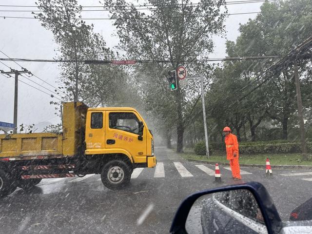 外面狂风骤雨，在他们守护下，松江新桥社区党建服务中心里的避险人员安心休憩