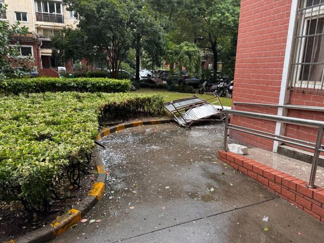 风大雨急高空坠物！看普陀的他们如何迅速处置→