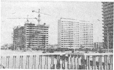 1980年9月,建国门外两座外交公寓在建设中。(摄/北京日报记者 叶用才)
