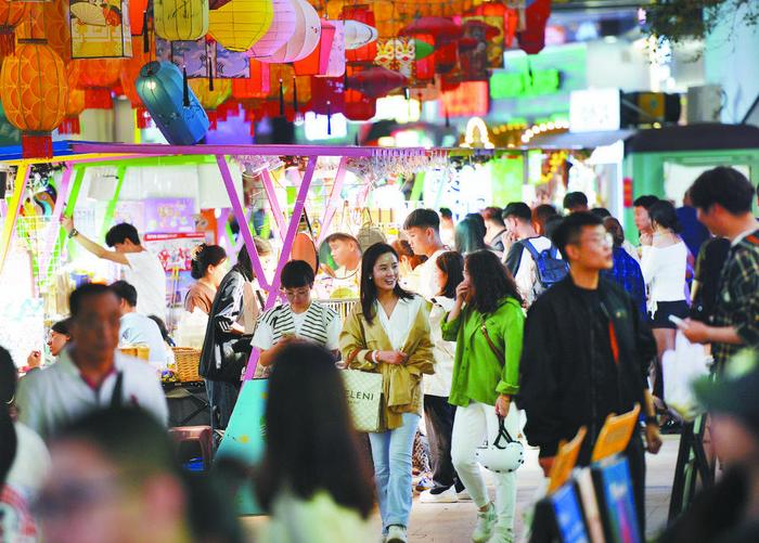 中秋节假期，我市消费市场亮出“十八般武艺”