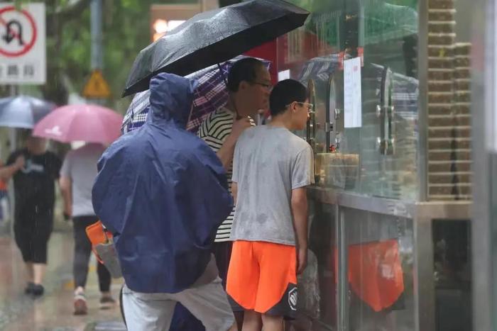 上海最安全的垃圾桶还在！阿姨爷叔急着去排队...网友：这座城市远比你想的要恢复得更快