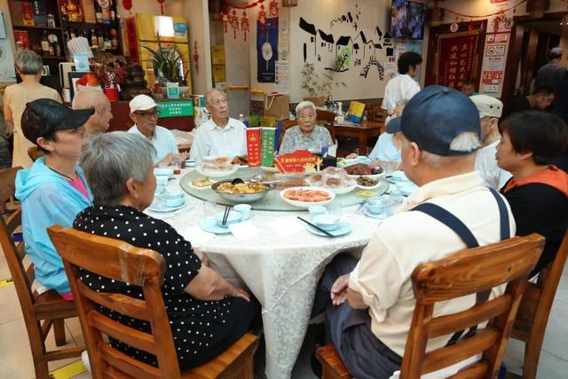 20个年头了！每年中秋节，这家餐厅老板都雷打不动请孤老们用餐