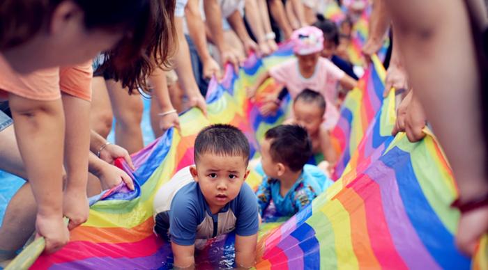 划苗乡龙船、打水仗……彭水苗族土家族自治县民族幼儿园萌娃家长齐上阵， “嗨”过苗乡中秋节