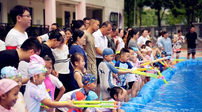 划苗乡龙船、打水仗……彭水苗族土家族自治县民族幼儿园萌娃家长齐上阵， “嗨”过苗乡中秋节