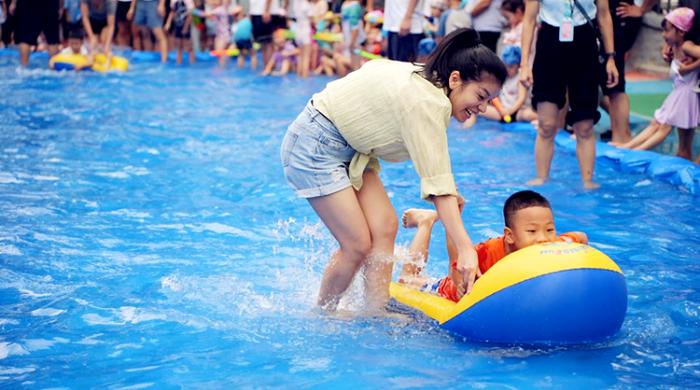 划苗乡龙船、打水仗……彭水苗族土家族自治县民族幼儿园萌娃家长齐上阵， “嗨”过苗乡中秋节