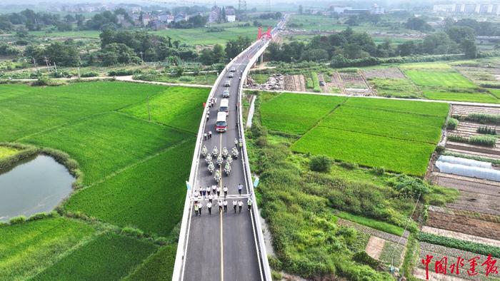 江西鹰潭洲和信江大桥顺利建成通车