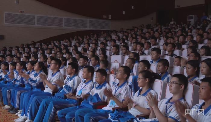 当地学生观看话剧《赤子长歌》（央广网记者 刘晓祺 摄）