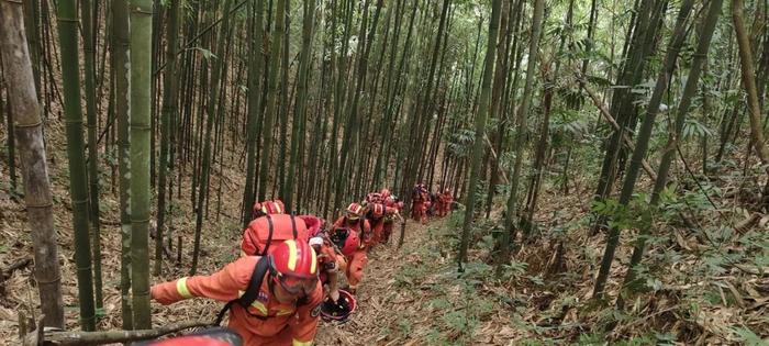 徒步深山3天2夜！红河消防成功营救被困人员