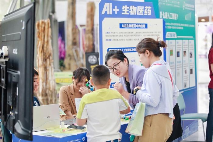 全国科普日上海交大携手科技馆献上“科学盛宴”，还带来了奥运冠军