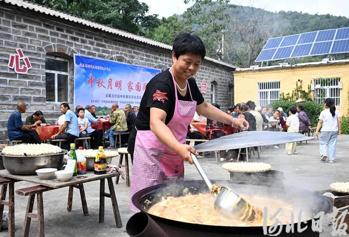 中秋饺子宴 村民共团圆