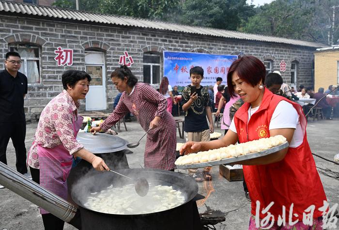 中秋饺子宴 村民共团圆