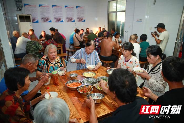 天涯共此时丨华容团洲垸：养鸡、晒鱼、种菜，生活像月亮一样有圆有缺